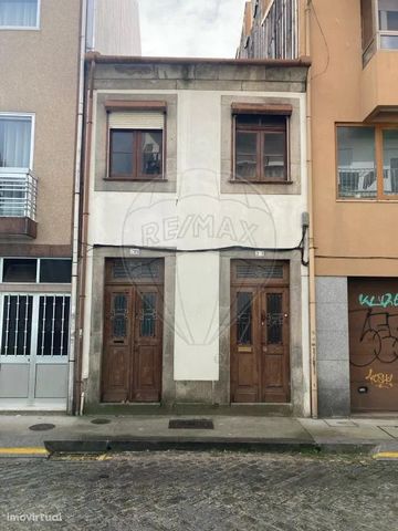Located in the prestigious area of Cedofeita, next to the renowned Santa Maria Hospital, is this two-storey building, with ground floor and 1st floor, waiting for a transformation that can generate an excellent return on investment. 2-storey house wi...