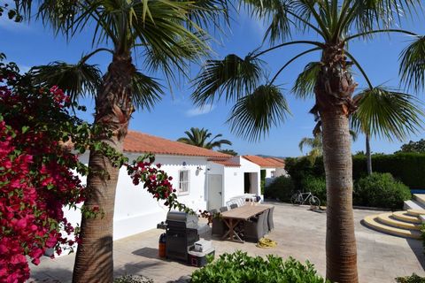 The villa is situated on a flat plot with a landscaped garden (landscaped and maintained by gardener) with automatic watering system for the beautiful palms, fruit trees (lime / figs / olives and many other plants. In this garden we also find a spaci...