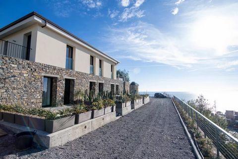 Mooie nieuw gebouwde villa in moderne Ligurische stijl met grote ramen, verdeeld over twee niveaus, op het zuidwesten met een panoramisch uitzicht op de zee en Sanremo, op slechts 600 meter van het strand en winkels, in het semi-centrale oostelijke d...
