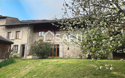 Old 19th century farmhouse in the Grésivaudan valley. Exceptional energy performance! Energy production and resale - Consumption = Gain 200 euros! Lots of potential for this authentic house with exposed stone facades, facing East-West, 234 m2 of livi...
