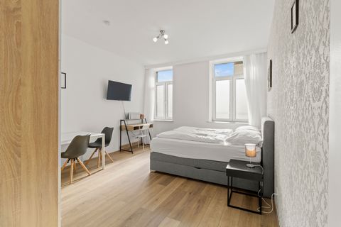 Welcome to your cozy Viennese home! Perfect for those who appreciate culture and comfort: ✴ Conveniently close to Schönbrunn Palace, ideal for explorations. ✴ A queen-size box spring bed ensures restful sleep. ✴ A fully equipped kitchen invites you t...