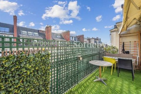 This property has nice masses volumes encompasses : an entrance, a living room / dining room with fireplace and wood floor opening onto the South terrace, a separated and equipped kitchen room, a bedroom opening onto the terrace with its bathroom and...