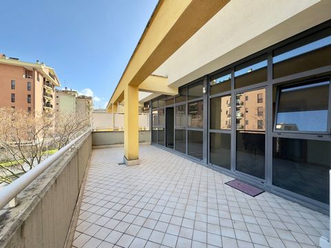 Monterotondo Scalo: ofrecemos a la venta un luminoso apartamento de dos habitaciones con una terraza de 25 m2. La propiedad está ubicada en el segundo piso de un edificio de reciente construcción dotado de ascensor. Internamente se encuentra en excel...