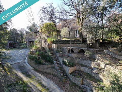 In Saint-Saturnin-lès-Apt, a typical Provencal village located in the heart of the Luberon, Séverine Foulon presents you in a green environment this magnificent building built in dry stone of about 270m ². Outside you will find, garages, a large cour...