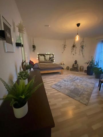 Very Cosy, nice flat in the east of Munich. The fair is near and it takes 25min to downtown Munich by public transport. The flat is furnished nice and lovely with nearly all equipment, you could need as coffee machine, coffee machine, towels and so o...