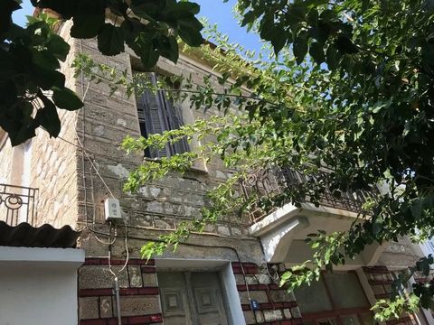 Detached house made of stone within a plot of 490 square meters. On the ground floor there was a cafe operating for 50 years. On the first floor there are 3 bedrooms, one bathroom, kitchen, 2 balconies with panoramic views. It is in the center of the...