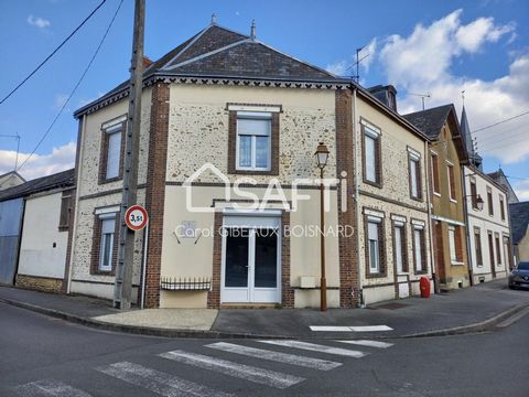 A visit is necessary for this large family house with impeccable facade and perfectly maintained that will seduce you by the surface of its rooms. Located in the center of a village with school, shops of 1st necessities, doctor, pharmacy..., 18 minut...