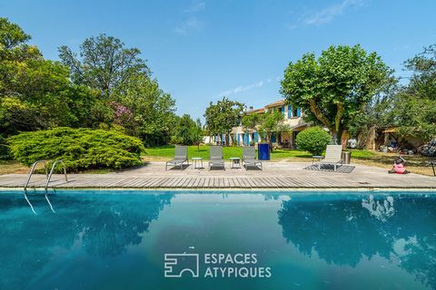 Ideally located ten minutes from the Romaniquette beach and the historic centre of Istres, this Provençal and resolutely family house offers a total surface area of 270 m2 with a very large swimming pool and a garden with trees. Set on a vast landsca...