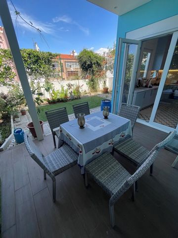 Charming Duplex with garden T3 - 5 minutes from Shopping Amoreiras. Located in Campolide, a traditional neighborhood of Lisbon, on Rua Dom Carlos e Mascarenhas, next to Shopping Amoreiras and the French Lyceum. The property was completely renovated a...