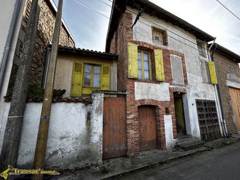 Située dans le centre-bourg de RIS, entre Vichy et Puy-Guillaume, venez découvrir cette maison de village sur deux niveaux comprenant un rez-de-chaussée à usage de stockage avec un garage, un atelier, une remise et une cave. La partie habitable de 75...