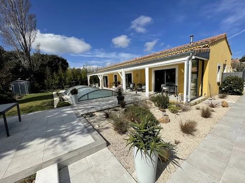 Come and discover this single storey villa of 130m2 located in the charming village of Richerenches (excluding co-ownership). With 3 bedrooms with shower room and toilet (including a master suite), you can enjoy the swimming pool, the terraces, its o...
