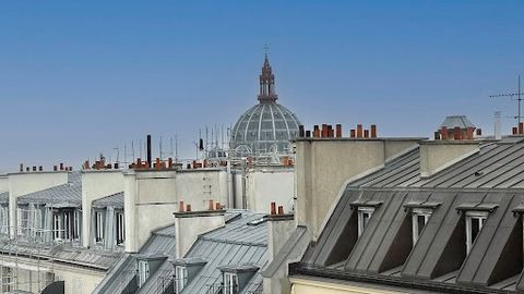 On the last and seventh floor (6 by elevator), in a superb Haussmann building, the agency Beuve-Méry Immobilier offers a studio of 32 m² (30.24 loi Carrez) with a 260° view of the monuments of Paris. Composed of a rounded main room, a kitchenette, a ...