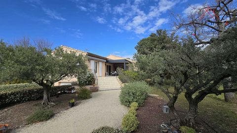 Kom en ontdek in uw agentschap Le Nid de Provence deze prachtige gelijkvloerse villa van ongeveer 265m2 totale oppervlakte inclusief 120m2 woonoppervlak, op een perceel van meer dan 1600m2 volledig omheind. Gelegen in Modena aan de voet van de Mont V...