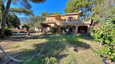 Located in a sought-after area of Cavalaire, villa with a living area of approximately 184m2 on a plot of 1000m2 comprising; entrance, living room, dining room, kitchen, 3 bedrooms, shower room, bathroom, garage, laundry room...