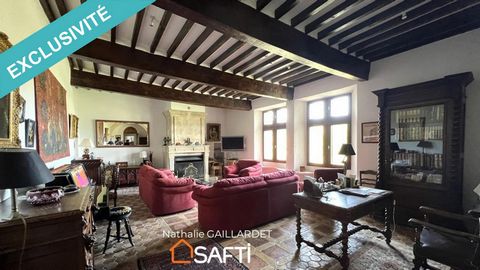 In the Alps of Provence, at the top of the village of Thoard (altitude 765 meters), a charming village overlooking the Duyes valley, discover this magnificent house whose construction began in the 14th century. Most likely a convent in the Middle Age...