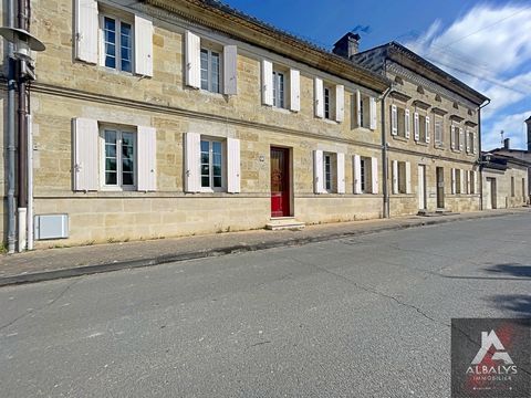 In a village near Libourne, in love with stone houses, come and discover this pretty Gironde of 190 m2 of living space that has retained charm and authenticity. You will discover beautiful volumes, a large living room with fireplace, a dining room wi...