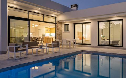 Villas for sale in Calasparra, Region of Murcia Located in a residential complex that has 215 independent villas: 170 built on 545m2 plots and 45 on 1250m2 plots. Each house has 3 bedrooms and 2 bathrooms each, living room, private pool and garden. B...