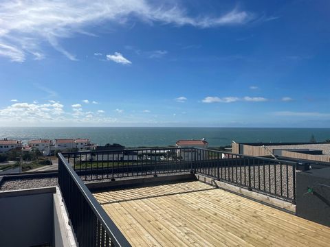 3 bedroom apartment on the last floor, with a 37 sqm private terrace on the rooftop, with total sea view, inserted in a closed condominium, with swimming pool and garden. It is under construction with the deeds scheduled for September 2024. This busi...