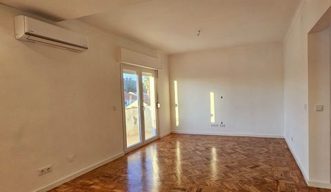 I present to you the 3 bedroom apartment, located in a very quiet area of the city of Vendas Novas, 80 km from Lisbon, 50 km from the beaches. It is an apartment located on a 2nd floor, with total refurbishment, to be brand new. Comprising: distribut...