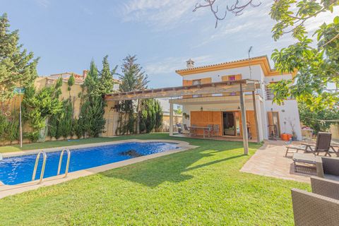 Spectacular villa with private pool and garden in Venta Melchor. On a plot of 500 m2, its spectacular exterior offers us behind a covered porch, a large swimming pool with outdoor shower surrounded by garden, a chillout ideal to disconnect from the d...