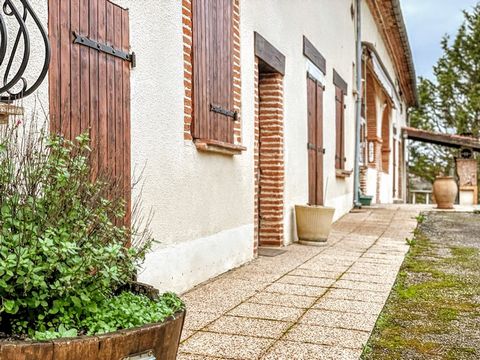 Selection habitat presents this pretty farmhouse renovated with old charm. Located in Moissac on land of approximately 7,000 m2, this charming residence of approximately 294 m2 of living space offers multiple potentials. It has 5 bedrooms, 2 kitchens...