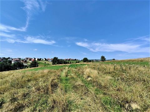We offer for sale a recreational plot located in a quiet housing estate in Nowy Targ - Ustronie Górne. It is very shapely with dimensions of 20/30 m, well sunlit with a slight slope, access via a paved road. In accordance with the local spatial devel...