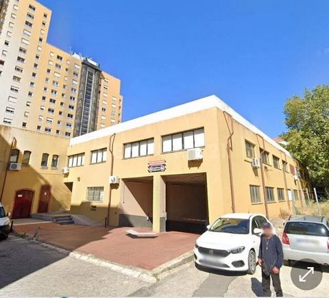 The typology in question is a parking lot located in the center of Lisbon, with an area of 12.5 square meters and a common toilet available. The condominium fee is 6 euros. One of the advantages of this car park is its excellent location, which offer...