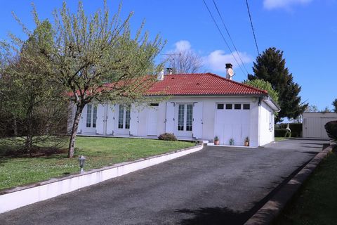 Located in Sauzé-Vaussais (79190), this property is a maximum of 1km from local shops, schools and essential services. With a spacious green plot of 3065m², asphalt car access to the garage/workshop of 55m², this single-storey house has numerous faci...
