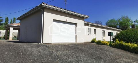Located on the hillsides of Virazeil, this contemporary single-storey house of 208 m² is ideally close to schools, shops and healthcare professionals. The house has an entrance, a living room of 49 m², an equipped kitchen, a laundry room, 5 bedrooms,...