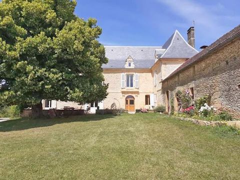 24590 SAINT GENIES. Property of character: dwelling house, gîte, barns, land of approx. 11575 m². Selling price: 599,000 euros (Agency fees: 3.28% TTC included buyer's charge, i.e. 580,000 euros excluding fees). Located in a quiet hamlet of the Périg...