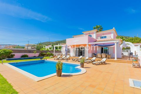 Villa de six chambres entre Quarteira et Loulé. La villa, en parfait état, avec un terrain de 1599 m². Rez-de-chaussée : hall d´entrée, cuisine entièrement équipée avec cellier et accès à la terrasse extérieure, séjour/salle à manger avec accès à l´e...