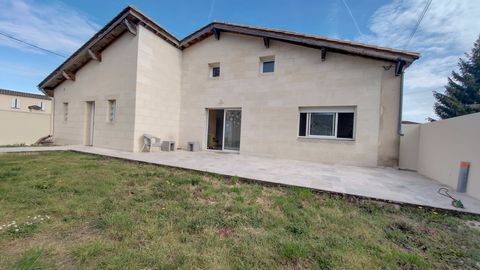 On the Libourne - Bordeaux axis, we offer you the opportunity to acquire this barn renovated with quality materials. You will discover a large living room with equipped kitchen, 3 bedrooms, an office, a shower room and a bathroom. All with a garden a...