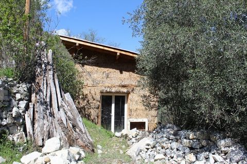 In the municipality of Lantosque - Hamlet of Loda - With pedestrian access from the main road - A straw leisure shed, of about 11.16 m2, with terrace, consisting of a room and an attic - On the land there is also a stone building used as a shed of ap...