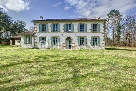 In the Landes forest, near Captieux, one hour from Bordeaux, very beautiful house having undergone an exceptional renovation. Set back from the road, the property is quiet, without vis-à-vis or close neighbors. This Gironde house, both discreet and e...