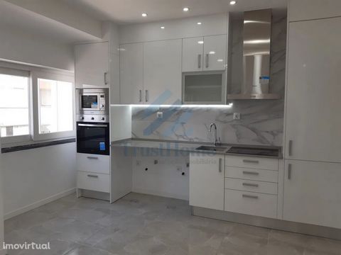 T2 Refurbished in Laranjeiro Feijó Almada Apartment completely refurbished from scratch, modern and contemporary, ready to move in, good areas, view of Christ the King. Upon entering this apartment, you will be greeted by an open and bright living ro...