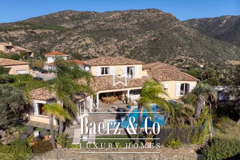 Just a few minutes walk from the beach, in the heart of a sought-after area of Lavandou, close to amenities, beautiful villa with sea view. Enjoying absolute tranquility, this property with Provençal charm has approximately 165m2 distributed as follo...