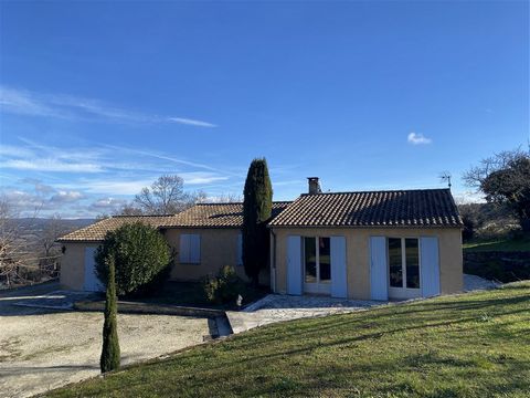 Charming, quiet house with magnificent views on 2107m2 of landscaped land. This villa offers beautiful volumes, it consists of a spacious living room with fireplace, a bright kitchen area, 5 beautiful bedrooms, a bathroom, toilet, a shower room, an o...