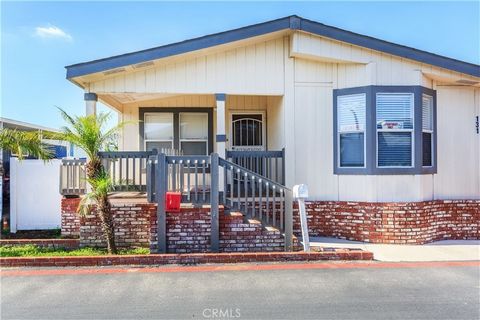 Beautiful Mobile home for sale in Anaheim Mobile Estates! Built in 2007, Aprox.q. ft of living space. Featuring 3 Spacious Bedrooms, 2 Bathrooms and bright living room. Laminate flooring in the living room, kitchen, and dining area.Carpet in the bedr...