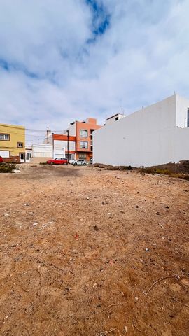Baugrundstück zum Verkauf bis zu 3 Etagen in Puerto del Rosario, einer ruhigen Gegend, die nicht sehr befahren ist, da ihre Querstraße mit einer Fußgängerzone mit Park endet und nur wenige Minuten von einer Schule, einem Supermarkt und der Promenade ...