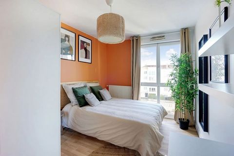 Make this 11 m² bedroom your new home! Completely redesigned by our architects, it has been decorated in shades of white and orange. This cosy room is rented fully equipped. It has a double bed, a desk and a wardrobe. What better way to start your st...