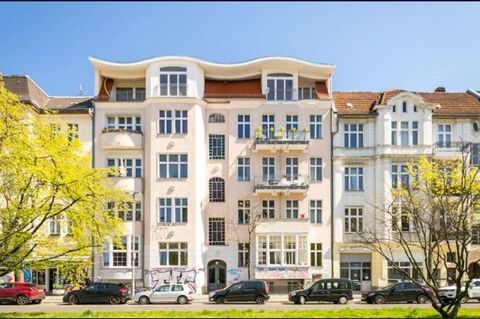 Address: Berlin, Bundesallee 141 Property description Building The property in which the flat is located is a striking old building dating from 1905. It was divided up in 2013 according to WEG and houses 12 residential units. The undulating roof shap...