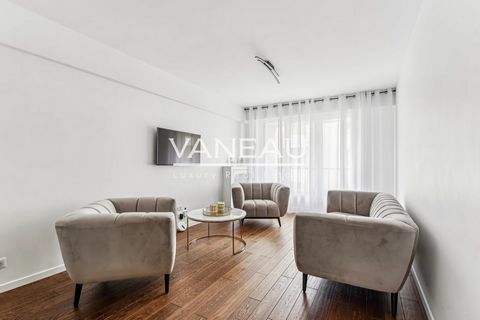 Vaneau präsentiert diese 66m2 große Wohnung zum Verkauf im 15. Arrondissement von Paris. Diese Dreizimmerwohnung wurde komplett mit hochwertigen Materialien renoviert und verfügt über eine Eingangshalle mit Wohnzimmer und eine voll ausgestattete offe...