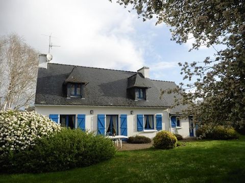 EXCLUSIVE. For sale, South Finistère, BAYE (29300). Traditionally built house with single storey living of about 120 m² of living space, beautiful bright living room and nice plot of land not overlooked of 843 m². Ideally located in the heart of the ...