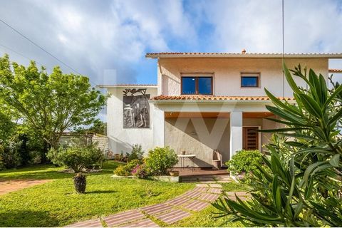 Fantastic villa with 5 bedrooms, located in Nadadouro, close to the city of Caldas da Rainha, Lagoa d'Óbidos and the sea, in Foz do Arelho. It was refurbished in 2002, 2015 and early 2024, with taste and high-quality materials. The main kitchen and t...