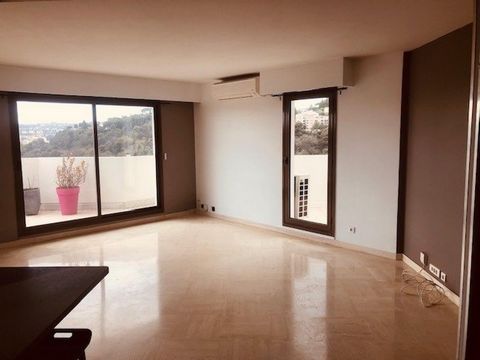 On the heights of Nice Cimiez close to shops and others: Schools, colleges, transport buses, hospitals, this beautiful wooded residence, with a swimming pool, quiet residence from everything, this beautiful T3 type apartment with bright living room a...