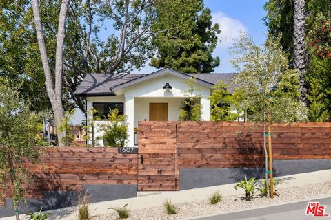 Your Silver Lake dream home, scaled for your desire to balance life, work, downtime and entertaining. Locally based design/build firm SLVRLK Partners have crafted the ideal habitat, transforming a 1920's bungalow property into a private modern compou...