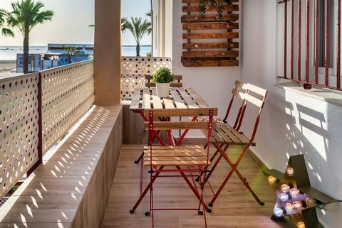 Completely new apartment, recently renovated. Located on the beachfront, right on the promenade of Sanlúcar de Barrameda. It has 2 rooms: one with a double bed and the other with two beds, both fully equipped (sheets and towels) and a bathroom with a...