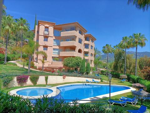 Spacious and very bright corner apartment with magnificent open views to the golf course & mountains in the popular Terrazas de Santa Maria Golf, Elviria. This spectacular property features ample entrance hall, fully fitted kitchen with fitted utilit...