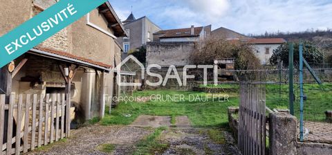 Located in the charming town of Villecey-sur-Mad (54890) just 30 minutes from METZ or PONT A MOUSSON, an SNCF train station is approximately 1 km away. This old building is built on a plot of 696 m², composed as follows: On the ground floor: a kitche...