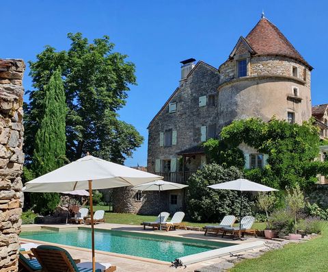 Love at first sight awaits you in this charming manor house which has all the qualities of a château! As soon as you enter via the lovely front door, you will be impressed by the beautiful dining room, with its traditional fireplace. It leads to the ...